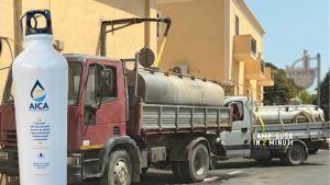 La maledezione dell'acqua_Servizio idrico a Lampedusa, autobotti per il trasporto dell’acqua e borraccia AICA con la frase di Papa Francesco sul diritto all’acqua potabile.